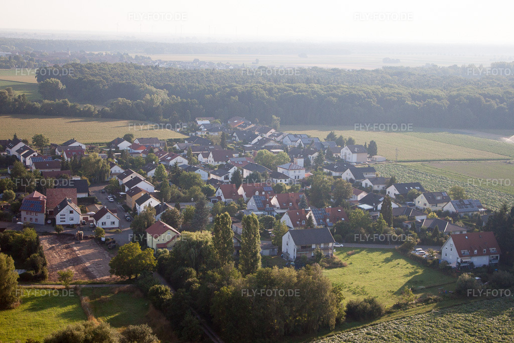 Luftbild: Ortsansicht von Süden in Erlenbach bei Kandel im Bundesland Rheinland-Pfalz in Deutschland. Foto: IMG_70231.jpg vom 19.07.2014 durch Werner Riehm/FLY-FOTO.de