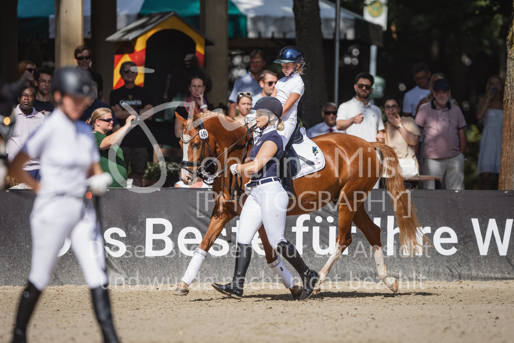 230910_OWLCh_Führzügel-135 | Deine schönsten Turniermomente als professionelle Fotos! Entdecke hochwertige Pferdesport-Fotografie im Online-Shop. Jetzt Fotos finden & bestellen!