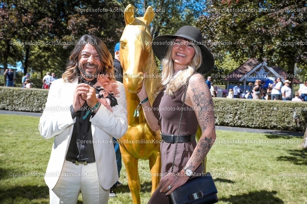 BBmx31082501031 | 2025.08.31, Promis beim Renntag auf der Galopprennbahn Baden-Baden in Iffezheim. Die Gäste genießen die elegante Atmosphäre beim Pferderennen. FashionStylist Lamy Apel und Mara Bockstaller (Influencerin und Eventmanagerin) posieren zusammen am Goldenen Pferd  