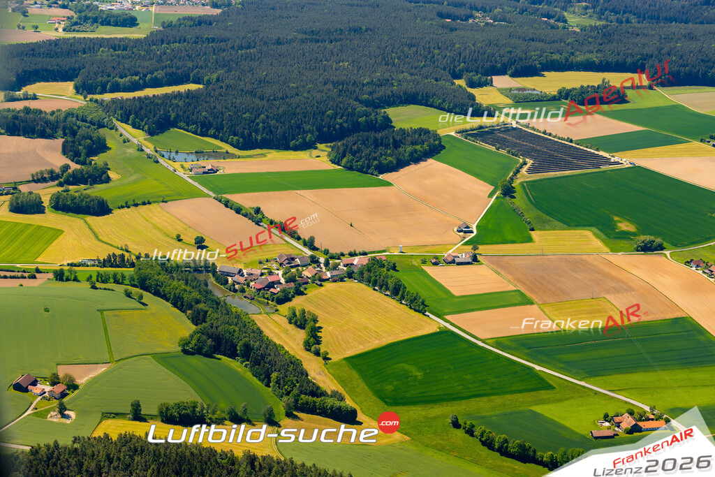Das Luftbild zeigt : Freundelsdorf Stamsried - Die Luftaufnahme wurde 2024 vom UL-Flugzeug aus erstellt ( keine Drohne ) - Hochauflösende Luftaufnahme - Für grossformatige Ausdrucke geeignet. Die Geschenkidee !Mit Lizenz und Bildrechte bestellbar