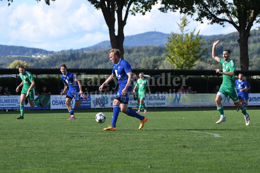 SpVgg Niederalteich : 1.FC Viechtach | Sebastian Tremmel ( 1. FC Viechtach #16) auf dem Weg zum 0:2 - Realisiert mit Pictrs.com