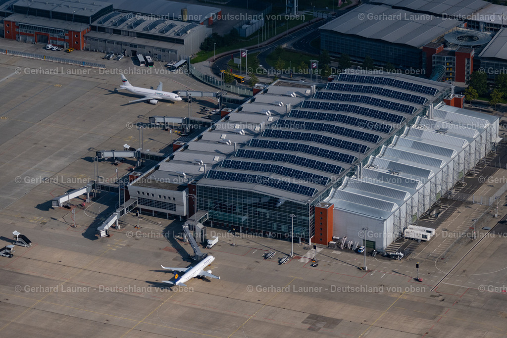 4060972 | DRESDEN 07.09.2021 Abfertigungs- Gebäude und Terminals auf dem Gelände des " Flughafen Dresden " im Ortsteil Klotzsche in Dresden im Bundesland Sachsen, Deutschland. Weiterführende Informationen bei: Flughafen Dresden GmbH. // Dispatch building and terminals on the premises of the airport in the district Klotzsche in Dresden in the state Saxony, Germany. Further information at: Flughafen Dresden GmbH. Foto: Gerhard Launer