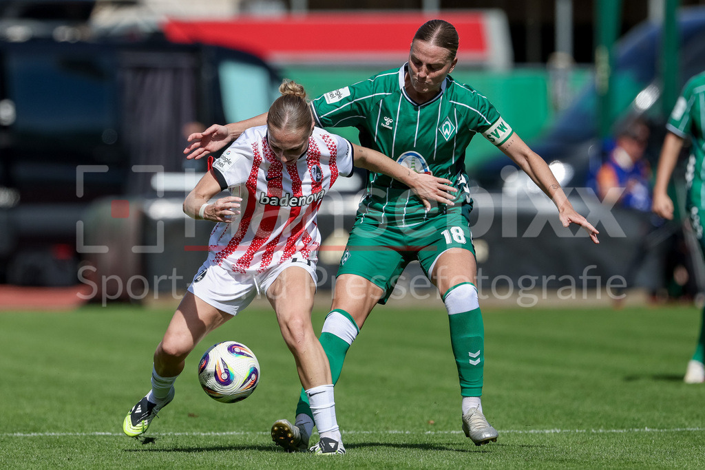 Fussball, Google Pixel Frauen-Bundesliga, SV Werder Bremen - SC Freiburg | v.li.: Sophie Nachtigall (SC Freiburg, 27) und Lina Hausicke (SV Werder Bremen, 18) im Zweikampf, Duell, Dynamik, Aktion, Action, Spielszene, DIE DFB-RICHTLINIEN UNTERSAGEN JEGLICHE NUTZUNG VON FOTOS ALS SEQUENZBILDER UND/ODER VIDEOÄHNLICHE FOTOSTRECKEN. DFB REGULATIONS PROHIBIT ANY USE OF PHOTOGRAPHS AS IMAGE SEQUENCES AND/OR QUASI-VIDEO.