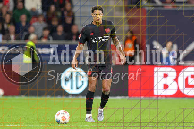 Bayer 04 Leverkusen vs Eintracht Frankfurt - Bundesliga  | Leverkusen, Deutschland, 12.09.25:   Jarell Amorin Quansah (Bayer 04 Leverkusen) in Aktion am Ball, Einzelaktion waehrend des Spiels der Bundesliga zwischen  Bayer 04 Leverkusen vs Eintracht Frankfurt in der BayArena(Foto von Brauer-Fotoagentur / Adrian Schlueter)