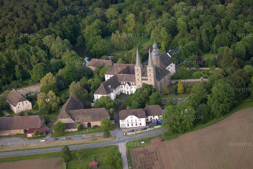 Luftbild: Gebäudekomplex des Klosters Abtei Marienmünster im Ortsteil Münsterbrock in Marienmünster im Bundesland Nordrhein-Westfalen in Deutschland. Foto: IMG_65493.jpg vom 24.05.2014 durch Werner Riehm/FLY-FOTO.de