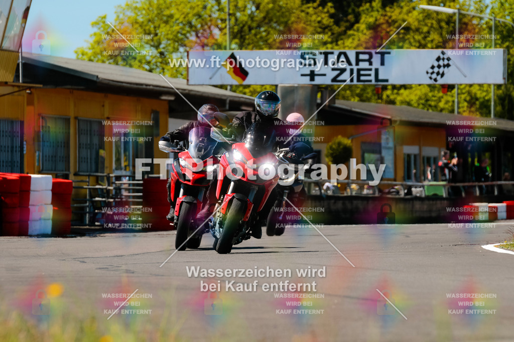 Moto-TeamOBK-22043 | Hier findet Ihr Bilder von Touristenfahrten auf der Nürburgring Nordschleife oder von anderen Veranstaltungen die ich besucht habe. Viel Spass beim Durch Schauen 