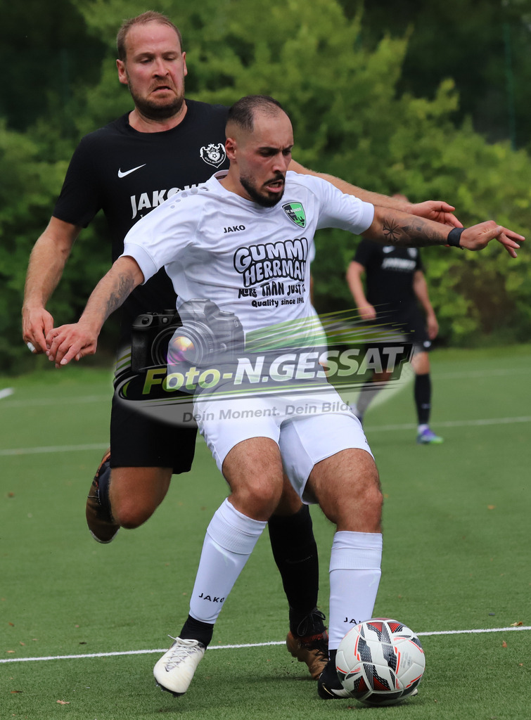 SC Bünde - BV 21 Stift-Quernheim | Auf dem Bild zu sehen: weiß SC Bünde: Mahsum Cakmak ; schwarz BV 21 Stift-Quernheim: Christian FahrnowSC Bünde, BV 21 Stift-Quernheim, Fistelmann Supercup, Hunnebrock, Deutschland  - Realisiert mit Pictrs.com
