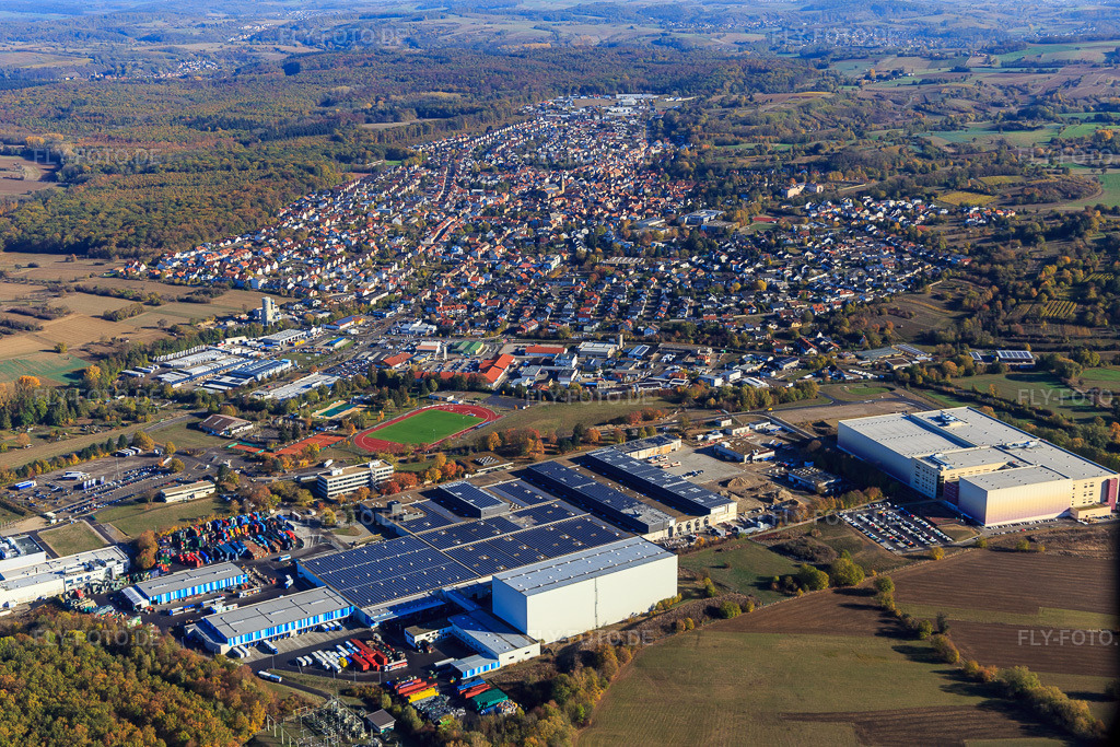 Luftbild: Industriegebiet Industriestraße mit Bader Versand Zentrum Östringen, Rothermel warehousing services GmbH Logistikzentrum Östringen und Interbran Advanced Materials GmbH in Östringen im Bundesland Baden-Württemberg in Deutschland.Foto: IMG_112235.jpg vom 02.11.2018 durch Werner Riehm/FLY-FOTO.deIhr Versandhaus für Qualität: Top-Produkte online bestellen! | BADERInterbran Advanced Materials GmbH