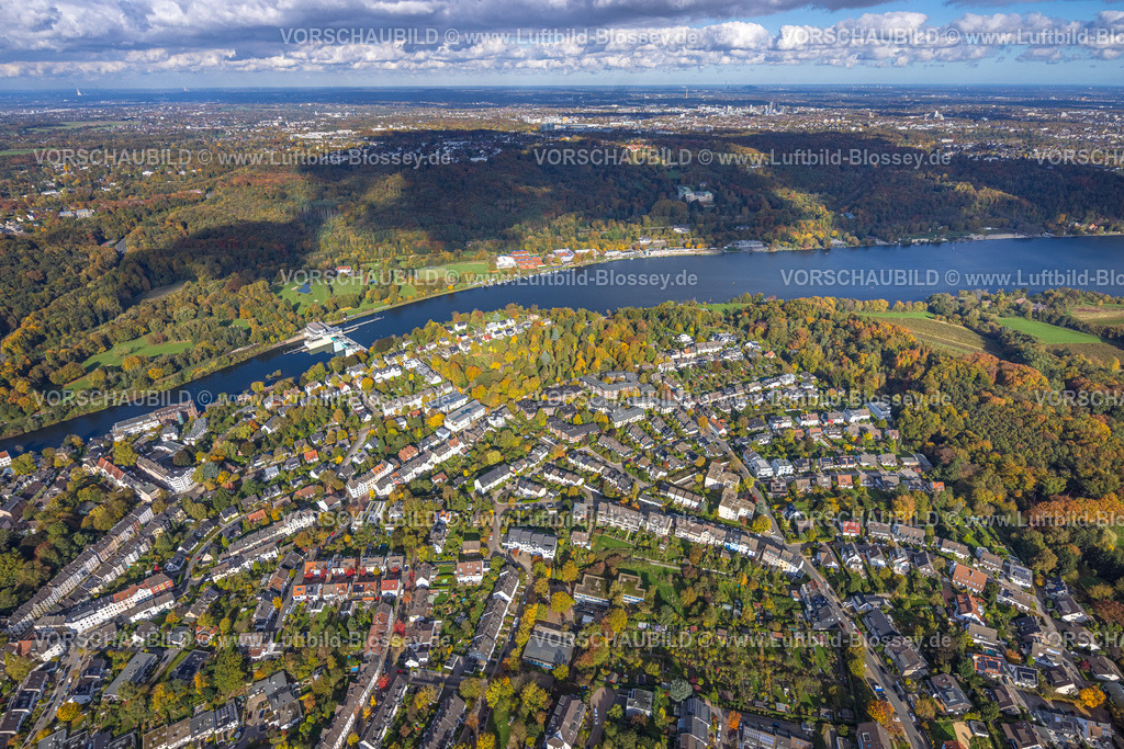 Essen251002579Sued | Luftbild, Ortsansicht Ortsteil Werden, Baldeneysee mit Stauwehr RWE Wasserkraftwerk Baldeney, Golfplatz Golfriege ETUF e.V. und Tennisplätze, herbstliche Bäume an der Freiherr-vom-Stein-Straße, Werden, Essen, Ruhrgebiet, Nordrhein-Westfalen, Deutschland