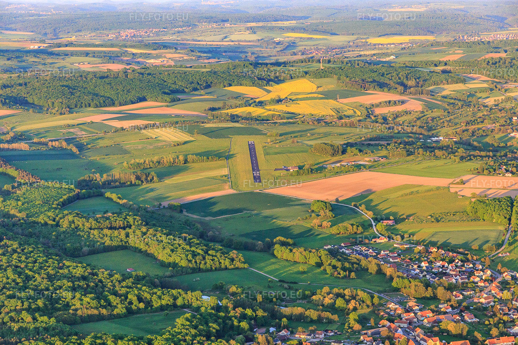 Vue aérienne: Piste de l'Aéroclub de la Région de Sarre-Union à l'Aérodrome Victor Hamm à Sarre-Union dans le département Bas Rhin, France – .Photo: IMG_146204.jpg prise le 01/05/2025 par Werner Riehm/FLY-FOTO.eu – Résolution de l'original: 5472 x 3648 px – AEROCLUB SARRE UNION