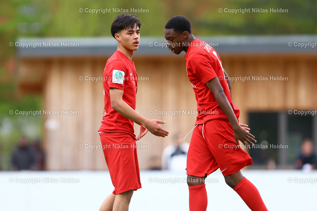 NH_EimsbüttelerTVU17_ViktoriaBerlinU17_DFBNachwuchsliga_19042026 | #10 Malik Anouar (Eimsbütteler TV U17) bejubelt mit #7 Abdul Gouroungou (Eimsbütteler TV U17) seinen Treffer zum 1:0.Fußball I Herren I U17 DFB-Nachwuchsliga Hauptrunde Liga B, Gruppe B I Saison 2025-2026 I 10. Spieltag I Eimsbütteler TV U17 - FC Viktoria 1889 Berlin U17 I 19.04..2026 I Sportzentrum Hoheluft