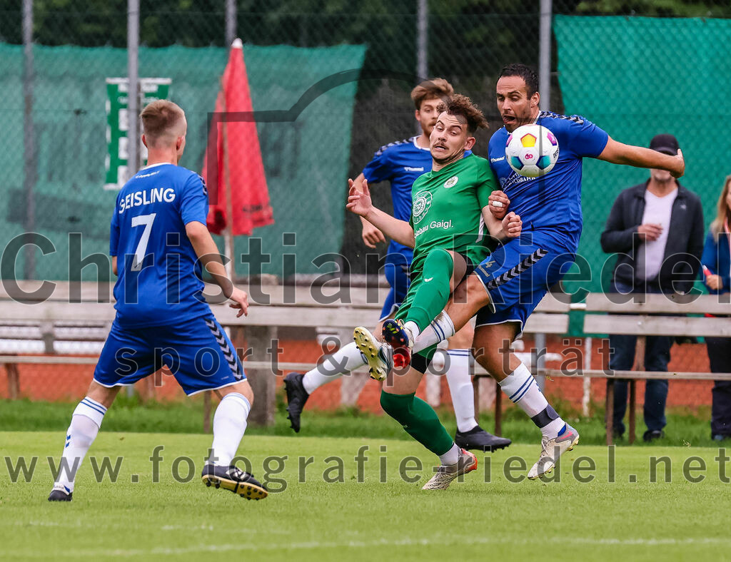 2023-08-04_057_FC_Forstern_gegen_FC_Langengeisling_II | Forstern, Deutschland, 04.08.2023:
Fußball, Kreisklasse 2023 / 2024, 1. Spieltag, FC Forstern gegen FC Langengeisling II, Endergebnis: 2:1

Thomas Hinterwimmer (FC Langengeisling, #7), Alexander Huber (FC Forstern, #10), Thomas Perzl (FC Langengeisling, #4)

Foto: Christian Riedel / fotografie-riedel.net