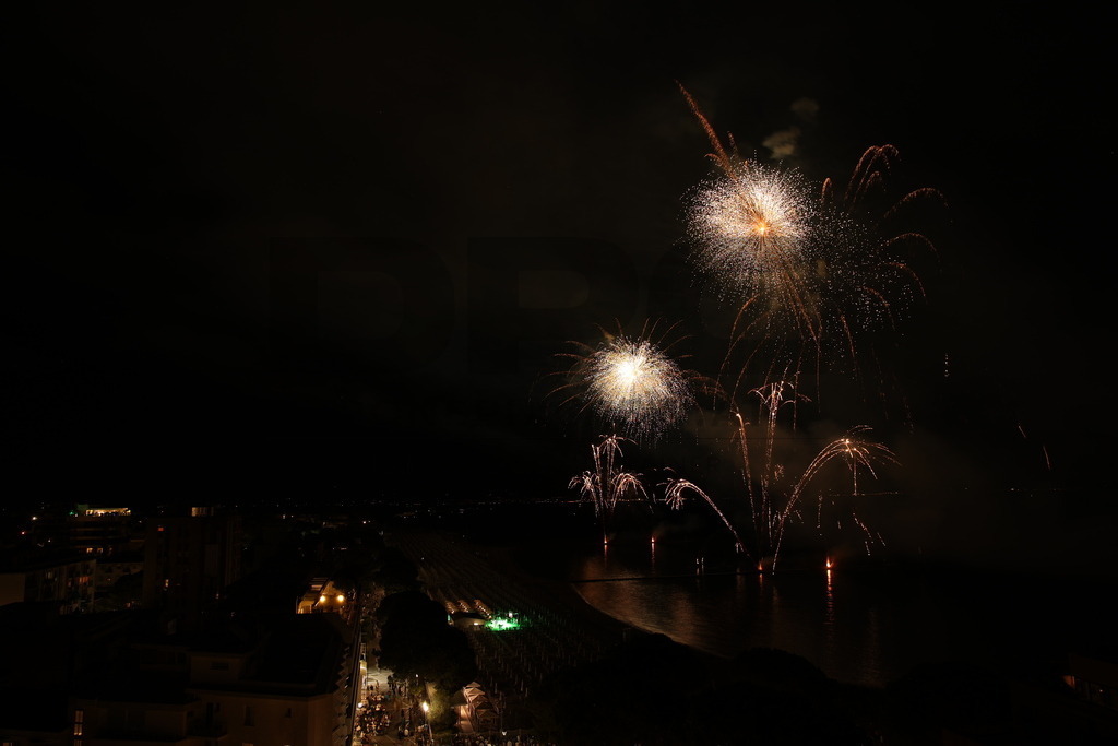 Ferragosto Fireworks in Grado, Italy | GRADO, ITALY, 15.AUG.26 - FIREWORKS - Ferragosto fireworks over the Adriatic Sea in Grado, Italy. Colorful fireworks light up the night sky above the beach, coastline and waterfront during the traditional summer celebration. - Realisiert mit Pictrs.com