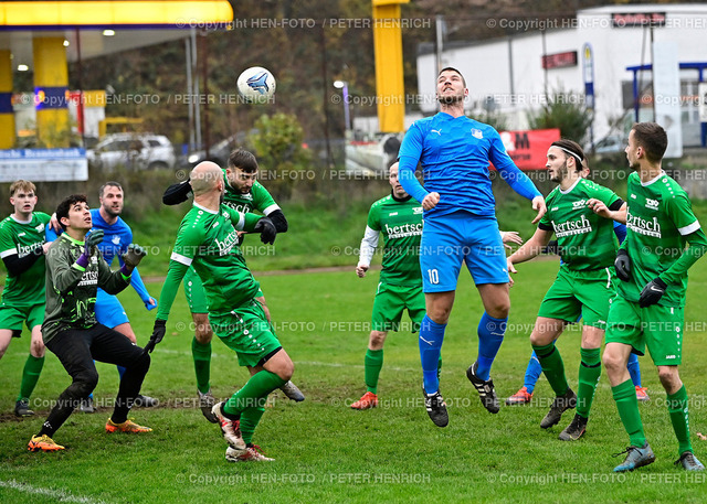 20221204-8196-fuba-nira-obeerb-HENFOTO | 04.12.2022 Fussball Kreisliga B Darmstadt Saison 2022 2023 Männer TSV Nieder-Ramstadt - SKG Ober-Ramstadt (3:1) Kopfball v. Marc Sturm (10 Ober-Beerbach) landet in den Armen von (links) TW Mert Ilnan (1 Nieder-Ramstadt) (Foto: Peter Henrich) - Realisiert mit Pictrs.com