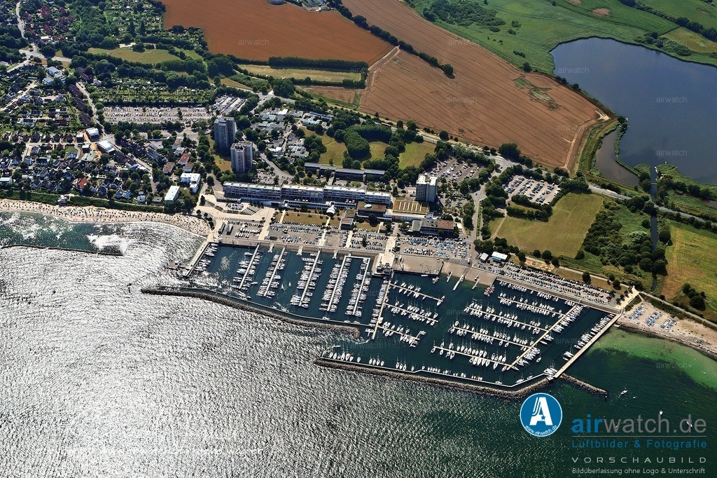 Luftbild Kiel-Schilksee  | Aktivitäten: Neben Segeln (Kurse für Anfänger und Fortgeschrittene verfügbar) bietet der Ort Möglichkeiten zum Schwimmen, Beachvolleyball und Wandern entlang der Förde.