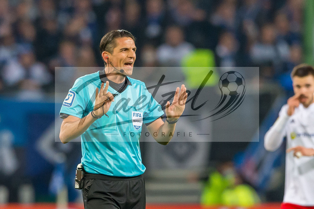 HSVSCF20220419_098 | Fussball, Herren: Referee Deniz Aytekin gestikuliert, Gestik beim DFB-Pokal-Halbfinalspiel zwischen Hamburger SV und SC Freiburg im Volksparkstadion am 19.04.2022 in Hamburg, Deutschland.DFB / DFL REGULATIONS PROHIBIT ANY USE OF PHOTOGRAPHS AS IMAGE SEQUENCES AND/OR QUASI-VIDEO. - Realisiert mit Pictrs.com