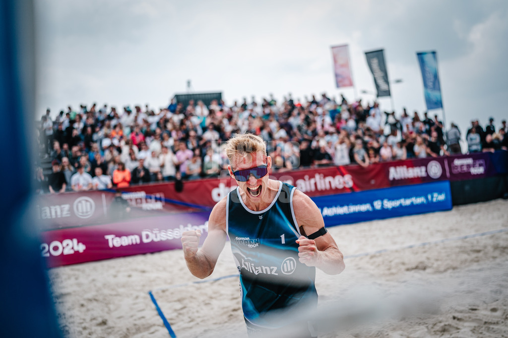Beachvolleyball | Männer | German Beach Tour 2024 | Tourstop Düsseldorf | 19.05.2024 | Jonas Reinhardt jubelt nach dem Sieg im Halbfinale