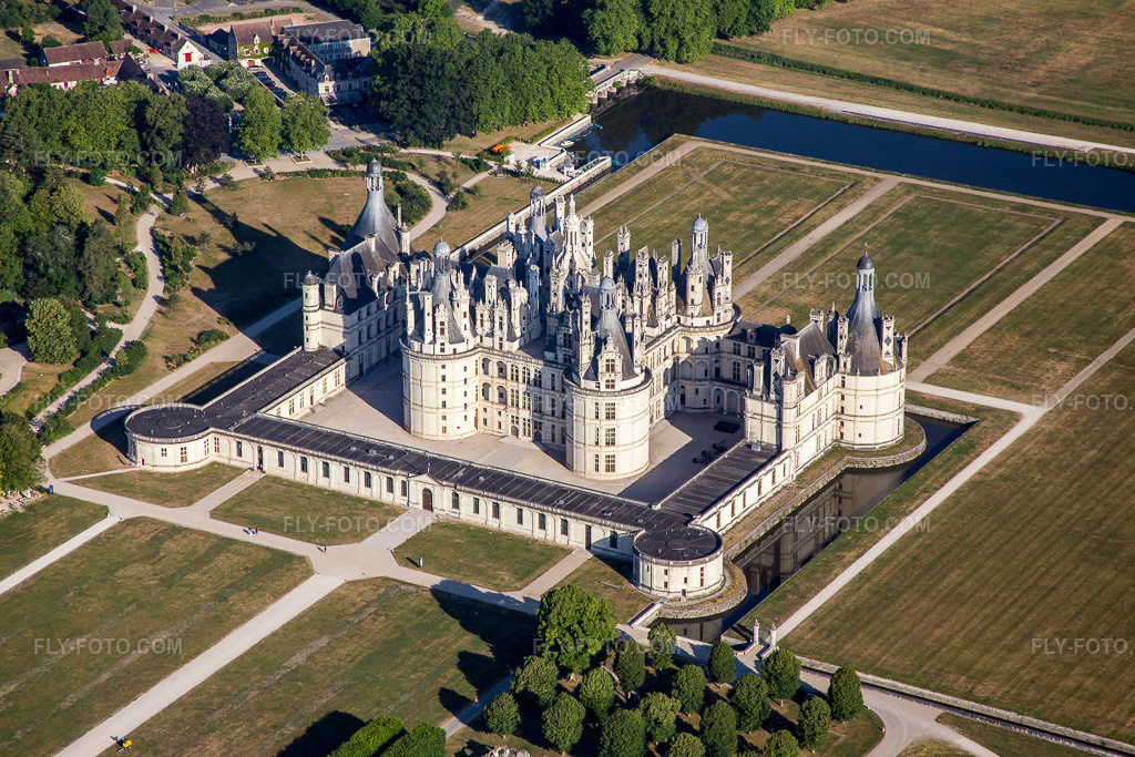 Aerial view: Castle complex of the Château de Chambord - Château de Chambord in Chambord in the state Loir et Cher, France. – Photo: IMG_082144.jpg taken on 06/20/2015 by Werner Riehm/FLY-FOTO.com – Resolution of the original: 4986 x 3324 px