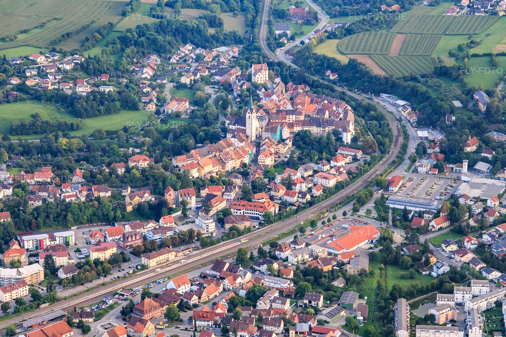 Luftbild: Altstadt mit kathol.Kirche Mariä Himmelfahrt jenseits der Bahnstrecke in Engen im Bundesland Baden-Württemberg in Deutschland. Foto: IMG_102817.jpg vom 25.08.2017 durch Werner Riehm/FLY-FOTO.deKATH-OBERER-HEGAU.DE