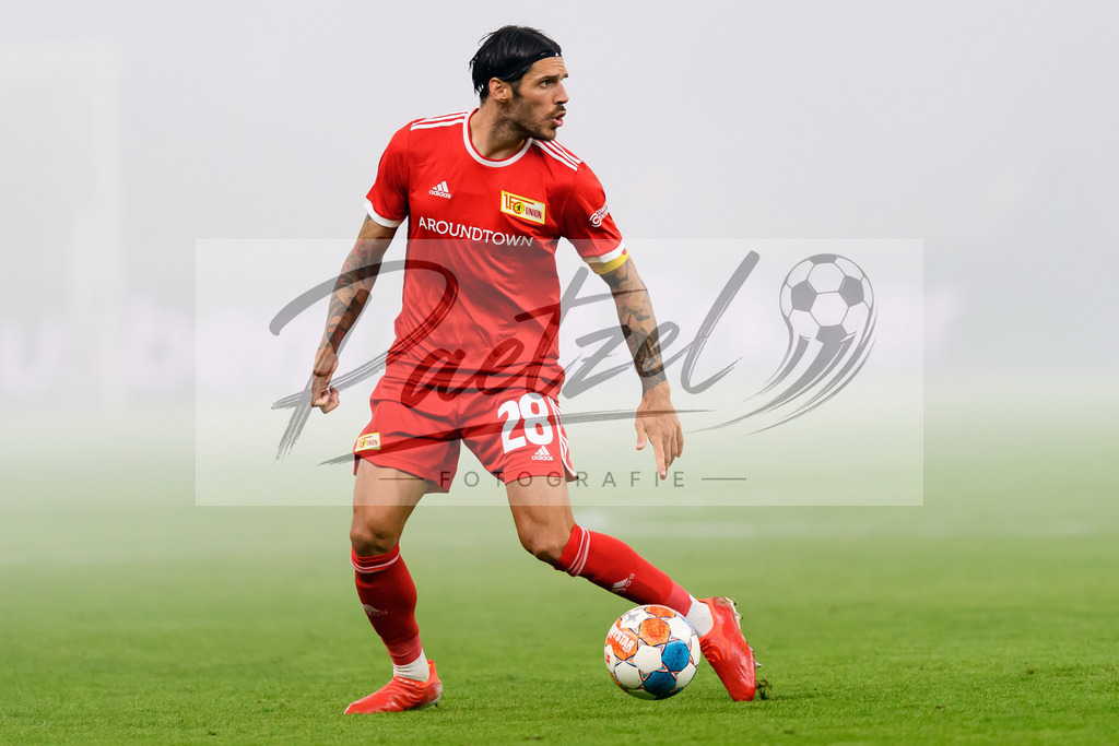 FCUKUO20210826_152 | Fussball, Herren: Christopher Trimmel (1.FC Union Berlin) in Aktion, am Ball, Einzelaktion beim Spiel der UEFA Conference League zwischen 1. FC Union Berlin und Kuopion PS im Olympiastadion am 26.08.2021 in Berlin, Deutschland. - Realisiert mit Pictrs.com