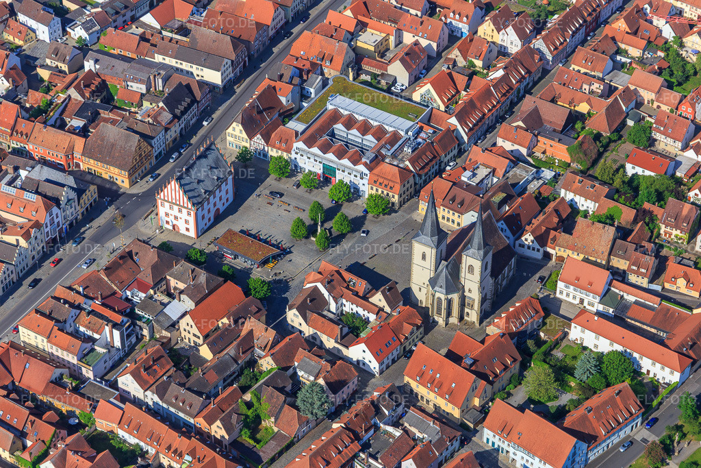 Luftbild: Pfarrkirche St. Kilian und Altes Rathaus Haßfurt am Marktplatz mit Marktbrunnen in Haßfurt im Bundesland Bayern in Deutschland. Foto: IMG_099899.jpg vom 25.05.2017 durch Werner Riehm/FLY-FOTO.dePfarrei St. Kilian Haßfurt | Nachrichten, Informationen und Termine der kath. Pfarrei St. Kilian Haßfurt