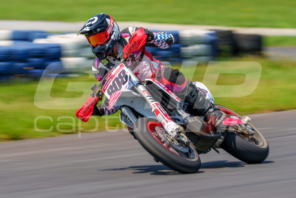 G-Cup + Supermoto Staatsmeisterschaft + Hungarian Supermoto Championship | GRIPcapture steht für authentische Sportfotografie in Österreich – für Momente, die mehr sind als Geschwindigkeit oder Ergebnis. Es geht um Emotion, Spannung, Fokus und den Augenblick, der oft nur einen Wimpernschlag dauert.Ob Motorsport, Teamsport oder 