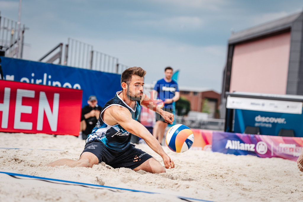 Beachvolleyball | Männer | German Beach Tour 2024 | Tourstop Bremen | 06.06.2024 | Philipp Grau spielt den Ball unkonventionell