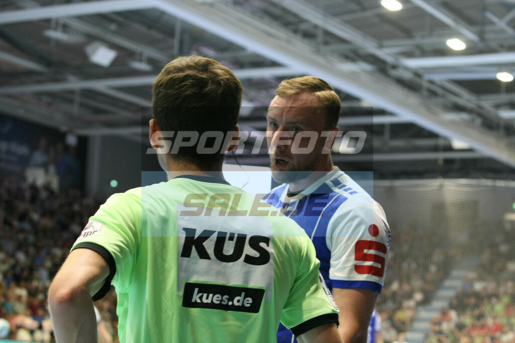 VFL Gummersbach -  FrischAuf Göppingen | "Radio Blohme funktr" - Lukas Blohme beim Referee - © Sportfoto-Sale (MK) - Realisiert mit Pictrs.com