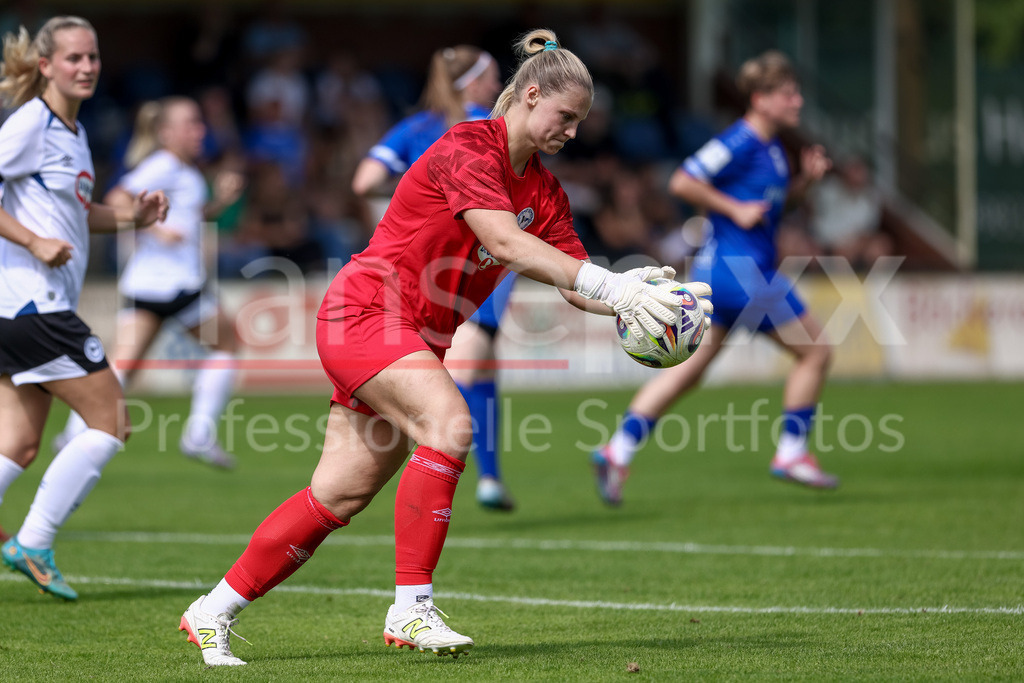 Fussball, Testspiel Frauen, SV Meppen - DSC Arminia Bielefeld | Kira Kutzinski (Torhüterin, DSC Arminia Bielefeld, 22) am Ball, Einzelbild, Ganzkörper, Aktion, Action, Spielszene