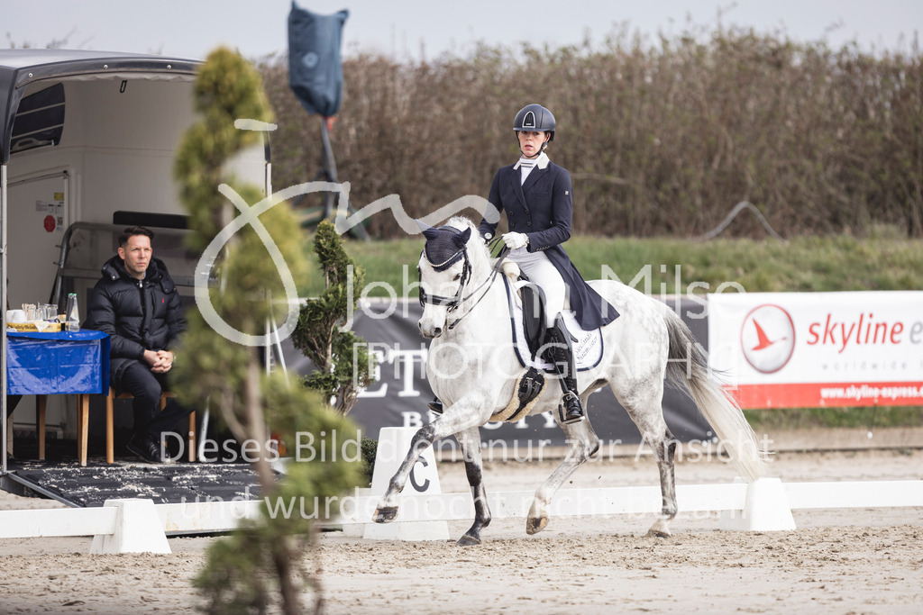 260331_Fruehlingsfest_Dressurreiter-S-414 | Deine schönsten Turniermomente als professionelle Fotos! Entdecke hochwertige Pferdesport-Fotografie im Online-Shop. Jetzt Fotos finden & bestellen!