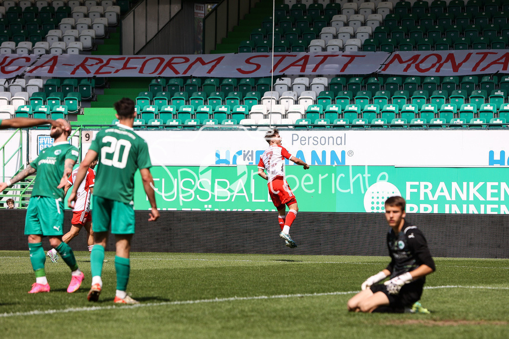SpVgg Greuther Fürth II - FC Bayern Amateure | Jubel der Bayern Amateure nach dem Treffer zum 1-2 durch Maximilian WAGNER (FCB #7) / Tor / Freude / Happy / Torschuetze