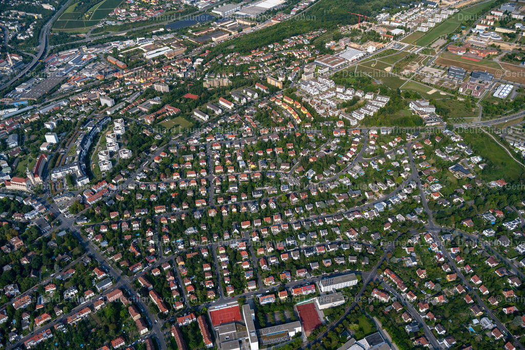 4047745 | WüRZBURG 21.08.2021 Wohngebiet - Mischbebauung der Mehr- und Einfamilienhaussiedlung zwischen Voglerstraße und Am Galgenberg im Ortsteil Frauenland in Würzburg im Bundesland Bayern, Deutschland. // Residential area - mixed development of a multi-family housing estate and single-family housing estate between Vogler street and Am Galgenberg in the district Frauenland in Wuerzburg in the state Bavaria, Germany. Foto: Gerhard Launer