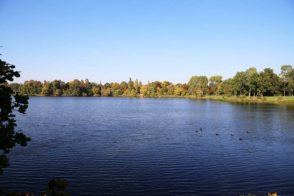 Foto: Leipzig - Auensee | Das Team hinter BILDLEXIKON LEIPZIG bündelt historische wie aktuelle Informationen über die Stadt Leipzig in Text und Bild auf einer Plattform und stellt diese der interessierten Öffentlichkeit zur Verfügung.