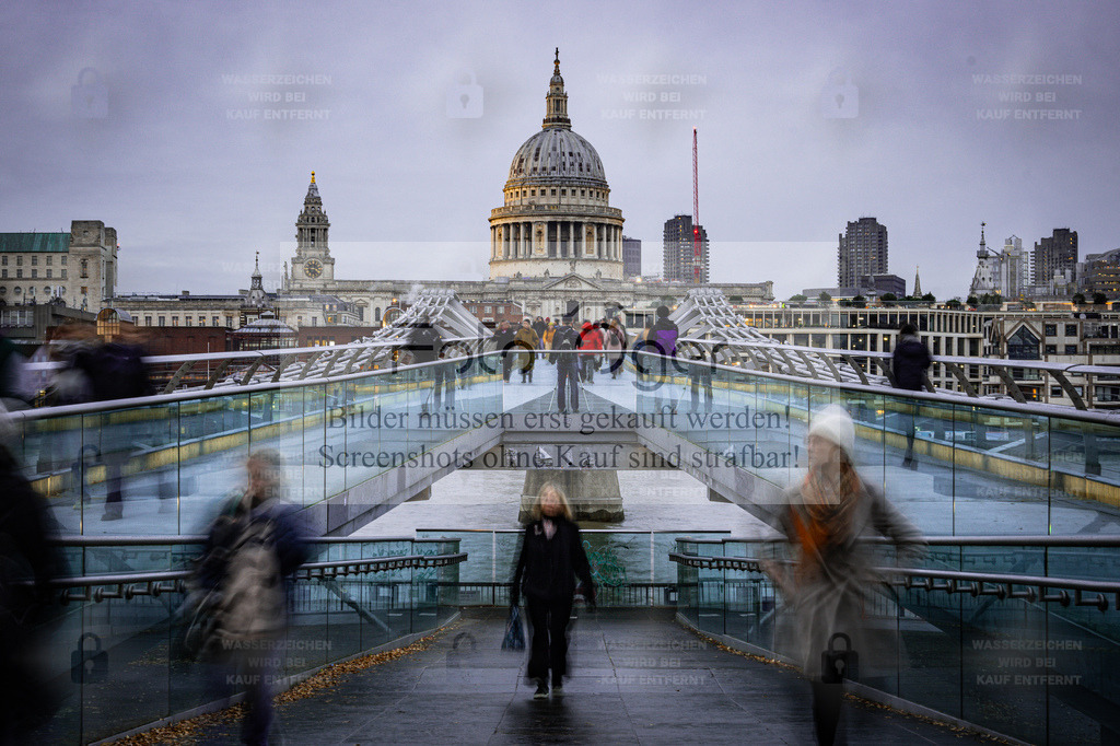 Millennium Bridge & St. Paul’s Cathedral | Ein Moment voller Bewegung und Ruhe zugleich – Menschen überqueren die Millennium Bridge in London, während im Hintergrund majestätisch die Kuppel der St. Paul’s Cathedral aufragt.Die moderne Architektur der Brücke trifft auf die historische Silhouette der Kathedrale – ein Sinnbild für das Zusammenspiel von Tradition und Fortschritt in der britischen Metropole. - Realisiert mit Pictrs.com