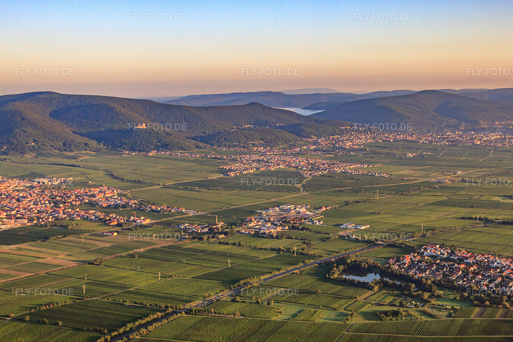 Luftbild: Ortsansicht von Südosten in Kirrweiler im Bundesland Rheinland-Pfalz in Deutschland. Foto: IMG_44341.jpg vom 20.08.2011 durch Werner Riehm/FLY-FOTO.deAuflösung des Originals: 4752 x 3168 px