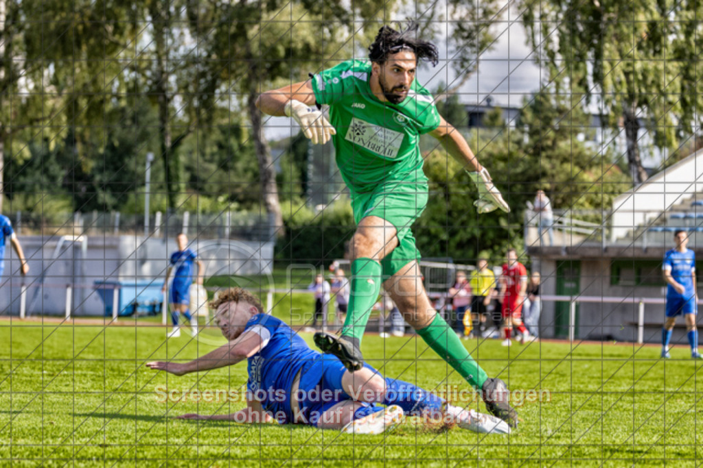 20250824_162402_0350-Bearbeitet | #,1.FC Eislingen (blau) vs. MTV Stuttgart (rot), Fussball, Landesliga 2 - wfv, 02. Spieltag, Saison 2025/2026, Rasenplatz, Eichbachstation, Haldenstraße, 73054 Eislingen, 24.08.2025 - 15:00 Uhr,Foto: PhotoPeet-Sportfotografie/Peter Harich