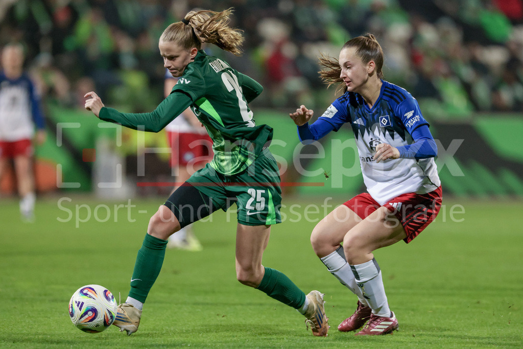 Fussball, Google Pixel Frauen-Bundesliga, VfL Wolfsburg - Hamburger SV | v.li.: Vivien Endemann (VfL Wolfsburg, 25) und Emilia Hirche (Hamburger SV, 20) im Zweikampf, Duell, Dynamik, Aktion, Action, Spielszene, DIE DFB-RICHTLINIEN UNTERSAGEN JEGLICHE NUTZUNG VON FOTOS ALS SEQUENZBILDER UND/ODER VIDEOÄHNLICHE FOTOSTRECKEN. DFB REGULATIONS PROHIBIT ANY USE OF PHOTOGRAPHS AS IMAGE SEQUENCES AND/OR QUASI-VIDEO.