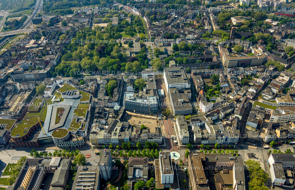 Duisburg240500663 | Luftbild, Baustelle Torhaus Süd im Geschäftsviertel Düsseldorfer Straße Ecke Königstraße, Forum Duisburg Einkaufszentrum, Baustelle der Zech Bau mit Neubau, Fußgängerzone, oben der Immanuel-Kant-Park, Dellviertel, Duisburg, Ruhrgebiet, Nordrhein-Westfalen, Deutschland