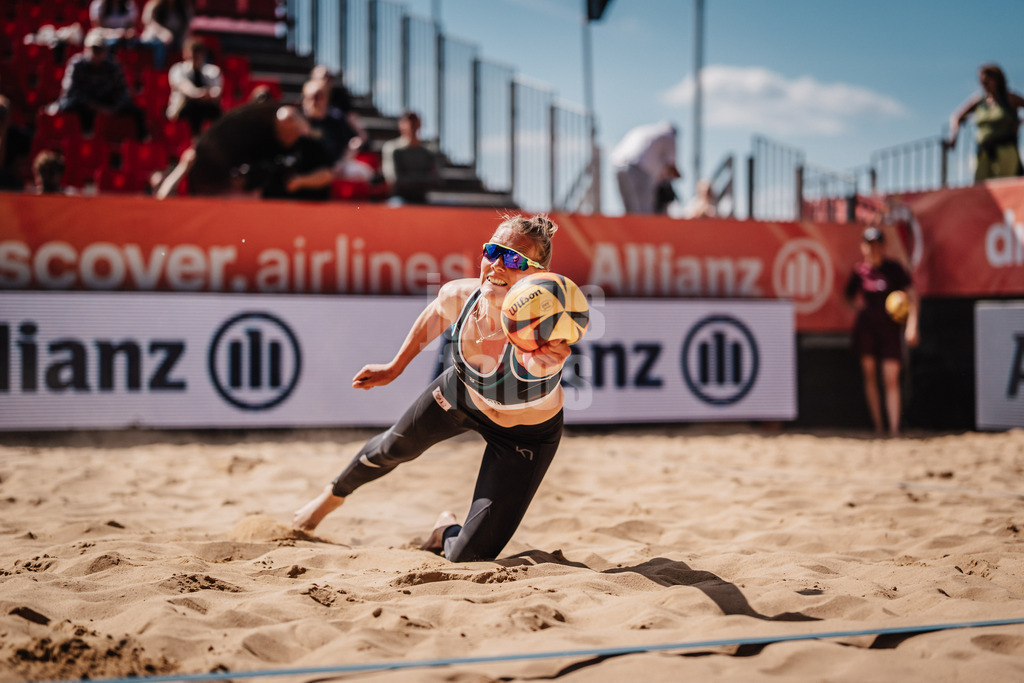 Beachvolleyball | Frauen | Allianz German Beach Tour 2025 | Tourstop Düsseldorf | 09.05.2025 | Sarah Schneider springt zum Ball