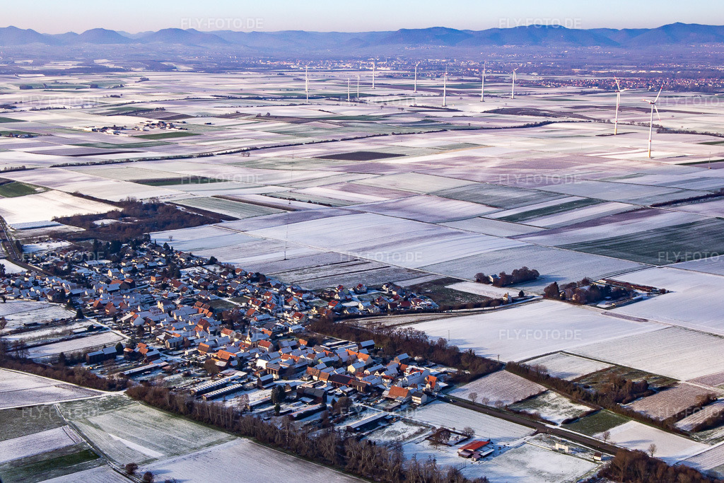 Luftbild: im Winter bei Schnee in Herxheimweyher im Bundesland Rheinland-Pfalz in Deutschland. Foto: IMG_135498.jpg vom 16.12.2022 durch Werner Riehm/FLY-FOTO.de