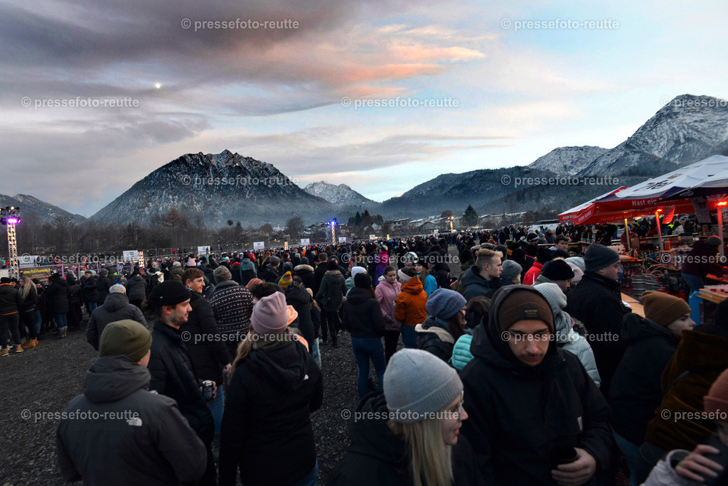 news-2022-Dez03-Krampusumzug-Reutte-WTV_5516 | Info aus dem Bezirk Reutte/Ausserfern Tirol sowie eine umfangreiche Bilddatenbank über die gesamte Region: Lechtal, Talkessel Reutte, Tannheimertal, Zwischentoren. Lech, Plansee, Zugspitze, Grenztunnel, B179, Fernpassstraße, Verkehr, Lawinen, Tradition, - Realisiert mit Pictrs.com