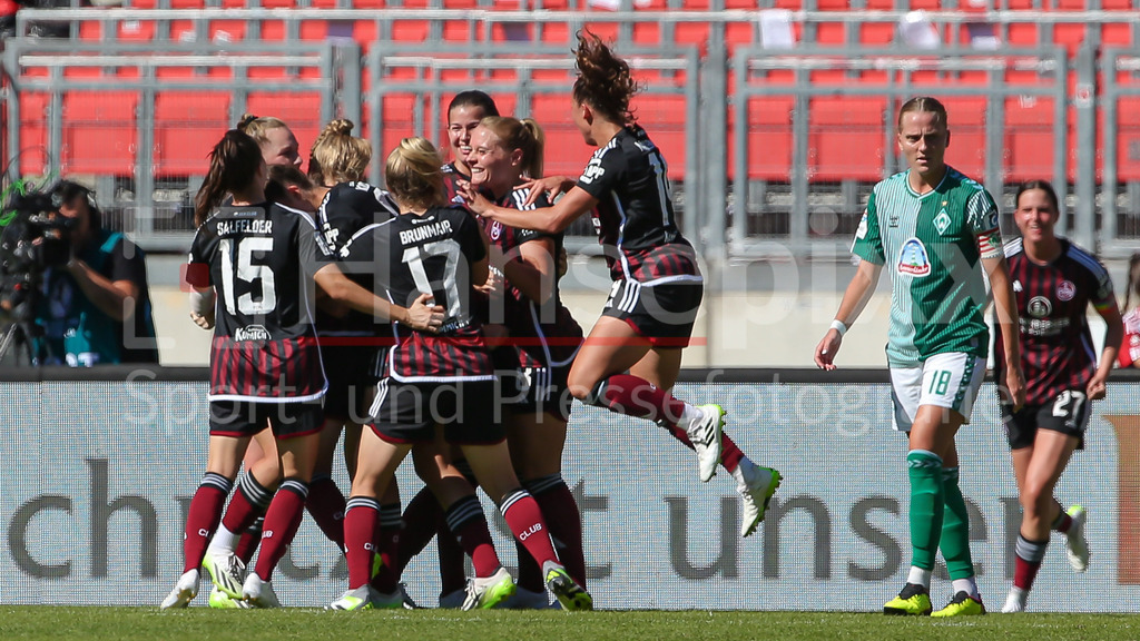 Fussball, Google Pixel Frauen-Bundesliga, 1. FC Nürnberg - SV Werder Bremen | v.li.: Spielerinnen vom 1. FC Nürnberg  mit Torjubel, Jubel, jubeln, jubelt, optimistisch, Spielszene, Highlight, Freude über das Tor zum 1:0, DIE DFB-RICHTLINIEN UNTERSAGEN JEGLICHE NUTZUNG VON FOTOS ALS SEQUENZBILDER UND/ODER VIDEOÄHNLICHE FOTOSTRECKEN. DFB REGULATIONS PROHIBIT ANY USE OF PHOTOGRAPHS AS IMAGE SEQUENCES AND/OR QUASI-VIDEO.