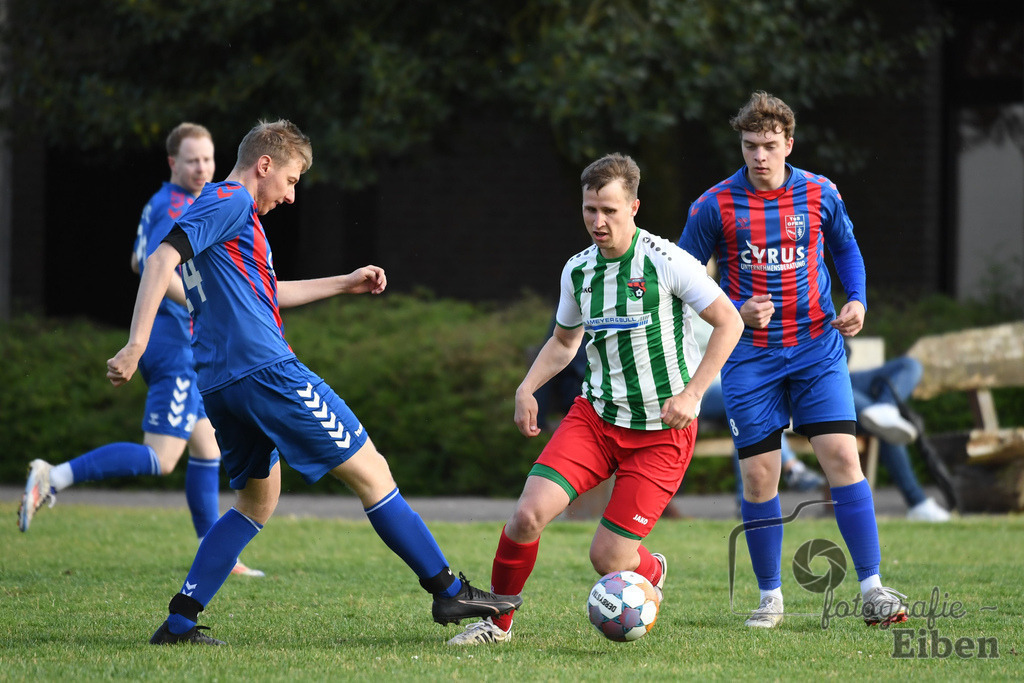 TuS Ofen-SG FriPe | Herren 1. Kreisklasse Süd, Jade-Weser-Hunte; TuS Ofen (blau)-SG FriPe (weiß) am 28.05.2025; in Ofen (), Photo: Philip Eiben 2025 - Realisiert mit Pictrs.com