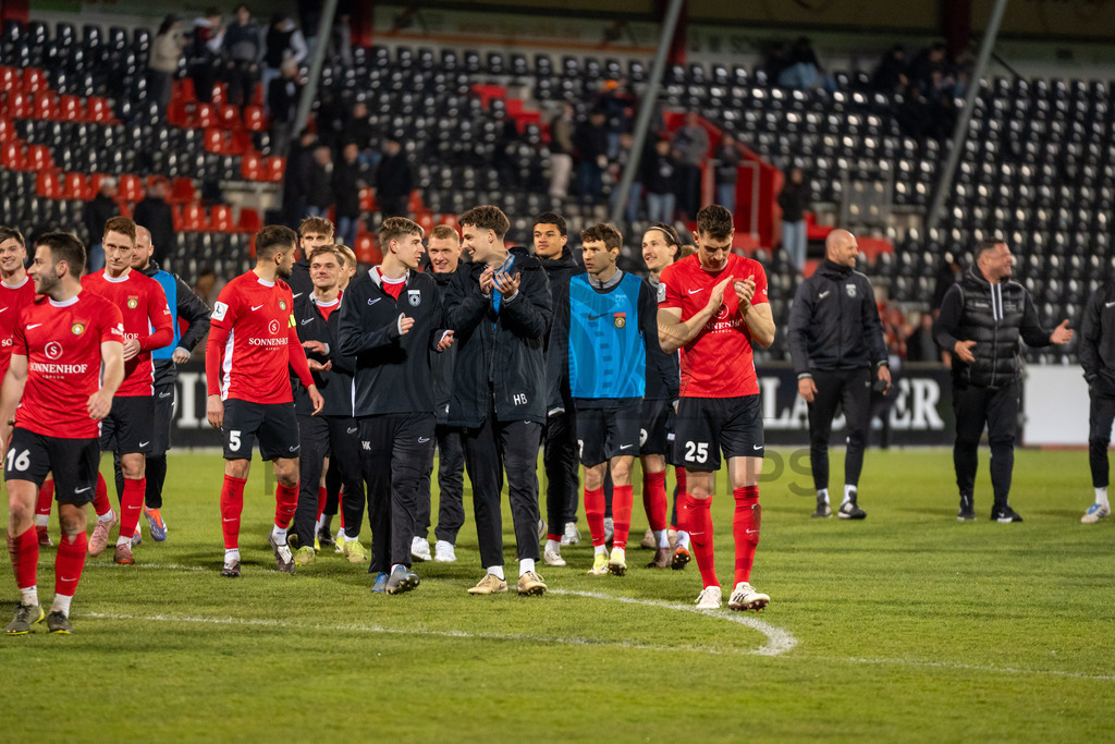 SG Sonnenhof Grossaspach vs. SSV Ulm 1846 Fussball, Fussball, WFV-Pokal, Viertelfinale, 01.04.2026 | SG Sonnenhof Grossaspach kommt nach dem Sieg in die Fankurve zum jubeln,SG Sonnenhof Grossaspach vs. SSV Ulm 1846 Fussball, Fussball, WFV-Pokal, Viertelfinale, 01.04.2026