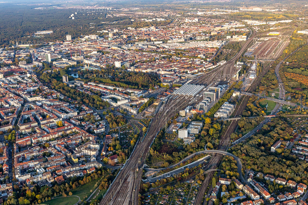 Luftbild: Gleisverlauf und Hauptbahnhofes der Deutschen Bahn. im Ortsteil Südweststadt in Karlsruhe im Bundesland Baden-Württemberg in Deutschland. Foto: IMG_123468.jpg vom 19.10.2020 durch Werner Riehm/FLY-FOTO.de