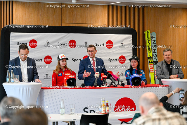 AUT, Pressekonferenz Skisprung-Damen-Weltelite macht Station in Oberoesterreich | 12.02.2024, Olympiazentrum Linz, AUT, Pressekonferenz Skisprung-Damen-Weltelite macht Station in Oberoesterreich, im Bild Klaus Kumpfmüller (Praesident Landesskiverband Ooe), Julia Muehlbacher (OeSV-Nationalteam-Skispringerin), LR Markus Achleitner (VP), Jacqueline Seifriedsberger (OeSV-Nationalteam-Skispringerin), Bernhard Zauner (OK Chef UVB Hinzenbach)