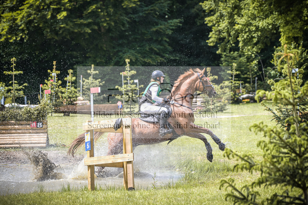 DOS_7359 | Entdecke hochwertige Reitturnierfotos von Foto Oger. Professionell, emotional und authentisch – jetzt Lieblingsmomente im Shop bestellen.Deutschlandweite Turnierfotografie. - Realisiert mit Pictrs.com