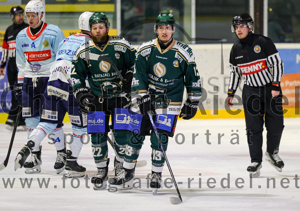 2025-12-23_070_TSV_Erding_gegen_Heilbronner_Falken | Erding, Deutschland, 23.12.2025:Eishockey, Oberliga Süd 2025 / 2026, 29. Spieltag, TSV Erding gegen Heilbronner Falken, Endergebnis: 5:4Grady Hobbs (Erding Gladiators, #22), Björn Salhi (Erding Gladiators, #13)Foto: Christian Riedel / fotografie-riedel.net
