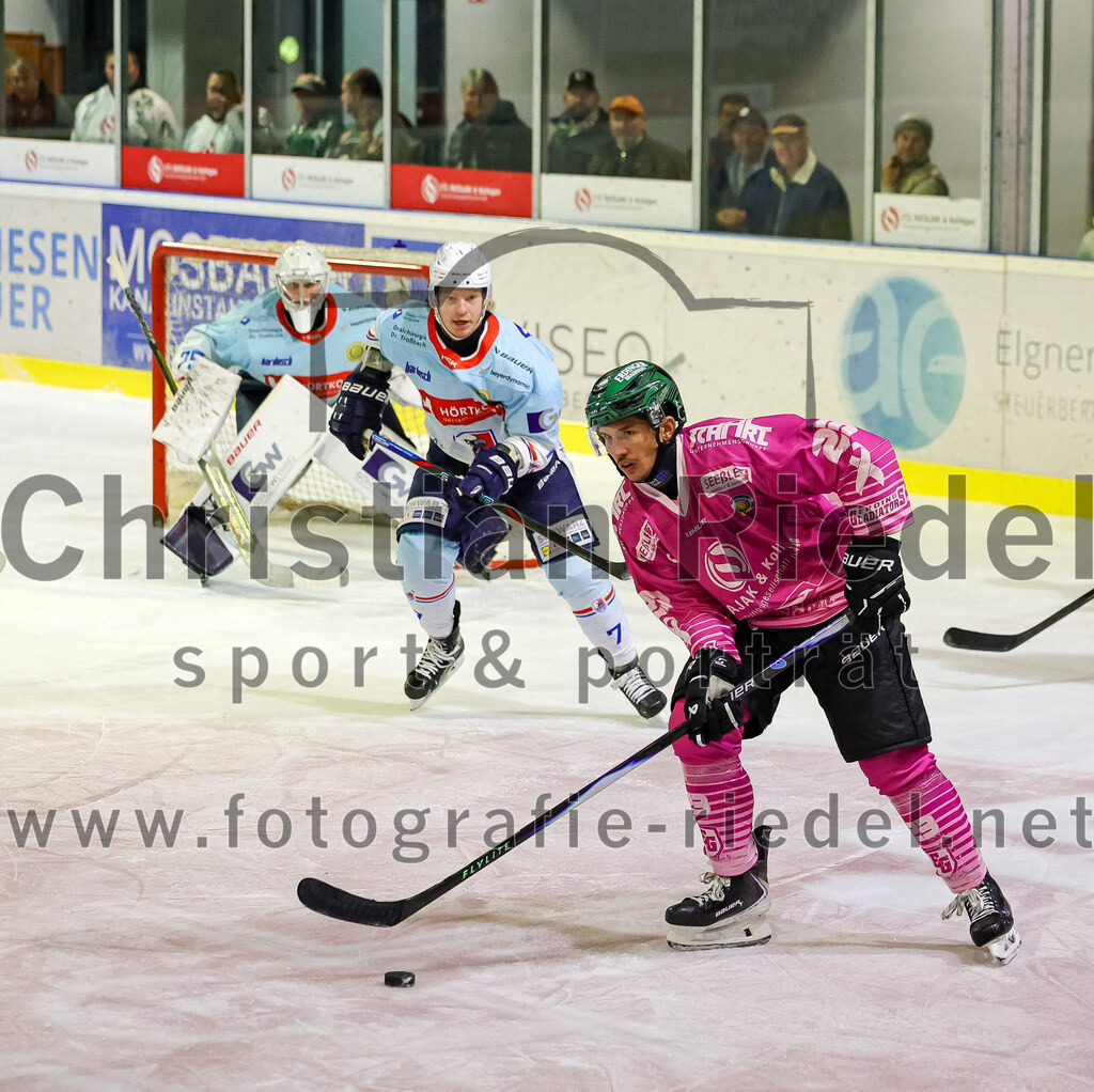 2025-10-05_129_TSV_Erding_gegen_Heilbronner_Falken | Erding, Deutschland, 05.10.2025:Eishockey, Oberliga Süd 2025 / 2026, 6. Spieltag, TSV Erding gegen Heilbronner Falken, Endergebnis: 3:1Spencer Berry (Heilbronner Falken, #7), Torwart Franz Jokinen (Heilbronner Falken, #75), Lukas Gaus (Erding Gladiators, #23)Foto: Christian Riedel / fotografie-riedel.net