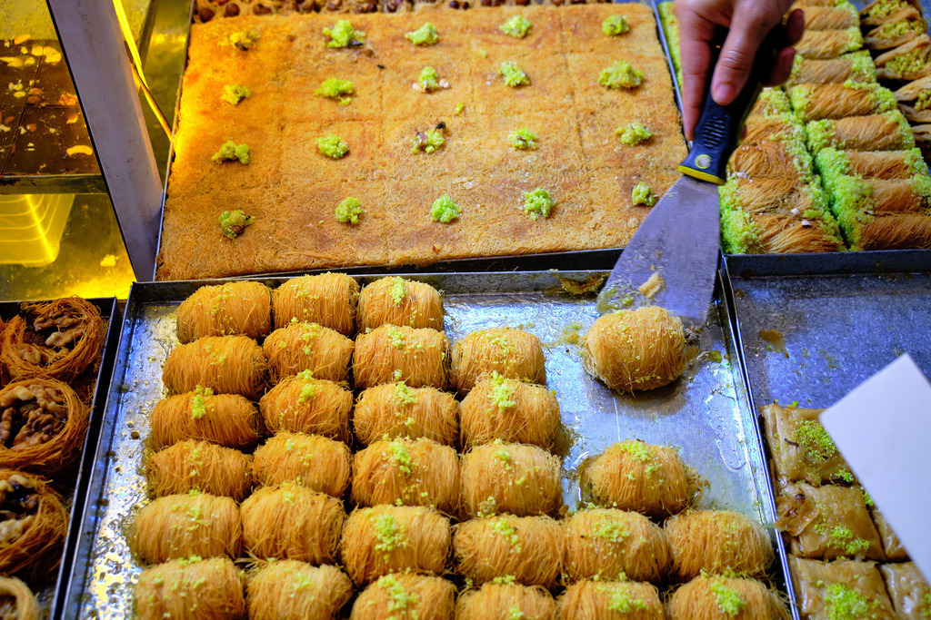 Angebotene Süsswaren in einem Souk | Fes, Marokko - November 11, 2024: Angebotene Süsswaren in einem Souk. - Realisiert mit Pictrs.com